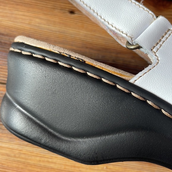 Clarks Lexi Qwin 10 M White Leather Sandals Wedge Heels Velcro Comfort Shoes - Picture 3 of 10